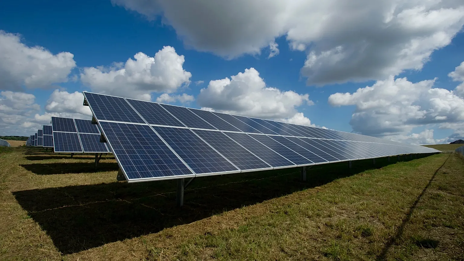 Rumanía destina 650 millones de euros a acelerar la energía solar y el almacenamiento en edificios públicos