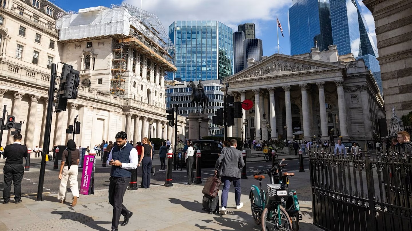 Bank of England Signals Rate Hike as Energy Prices Fuel UK Inflation Fears