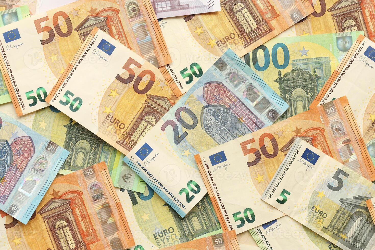 Euro Slides to 17-Month Low as French Debt Fears Expose Eurozone Fragility