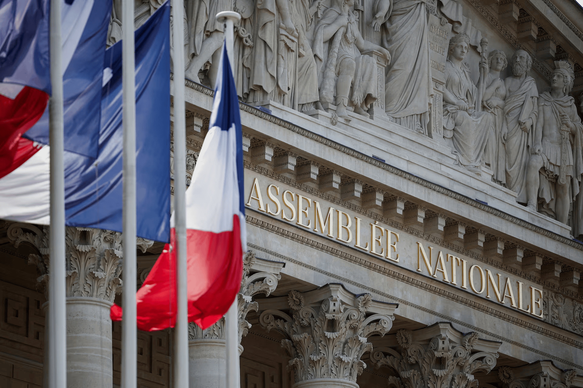 El riesgo de los bonos franceses supera al de Italia, marcando un giro inédito en la eurozona