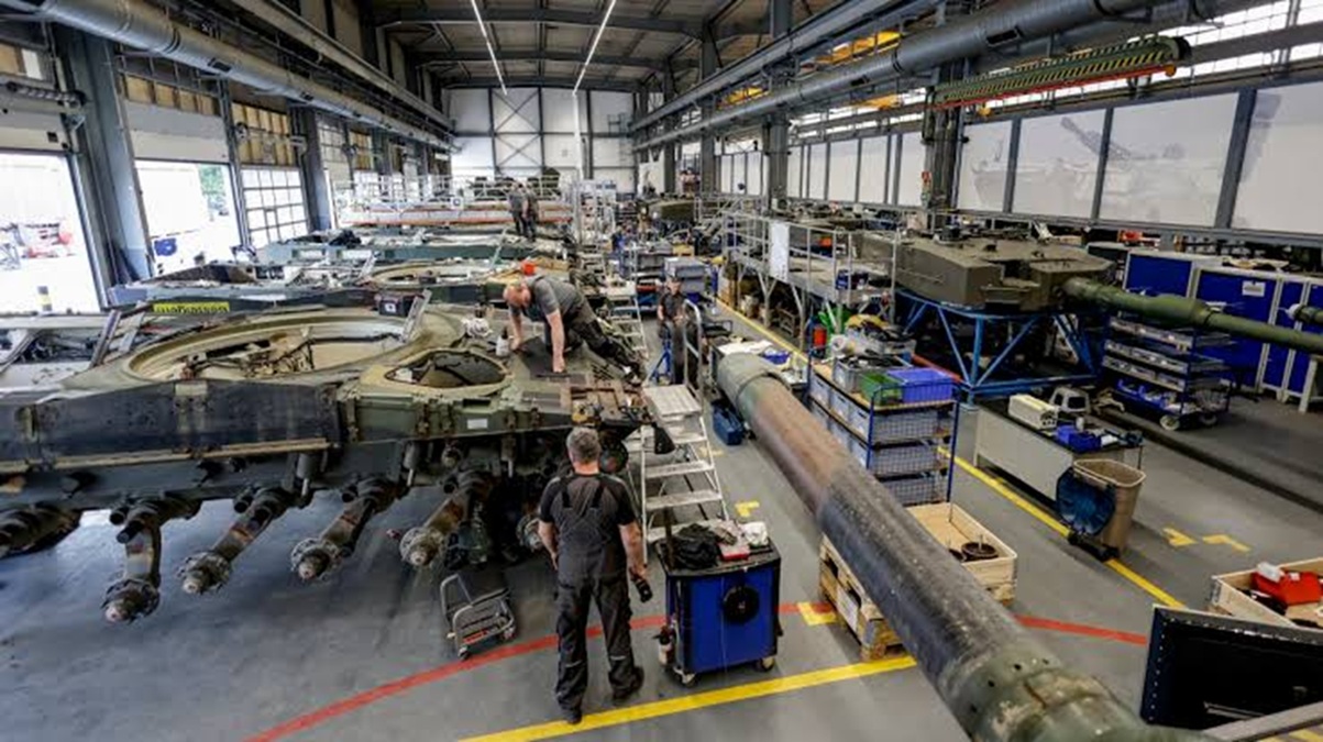 Polish Defence Minister Urges ‘War-Mode’ Shift as Europe Lags Russia in Arms Production