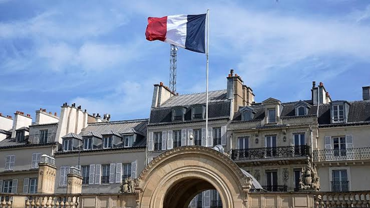 Fitch rebaja la perspectiva de Francia y eleva los riesgos para la inversión tras sorpresa económica